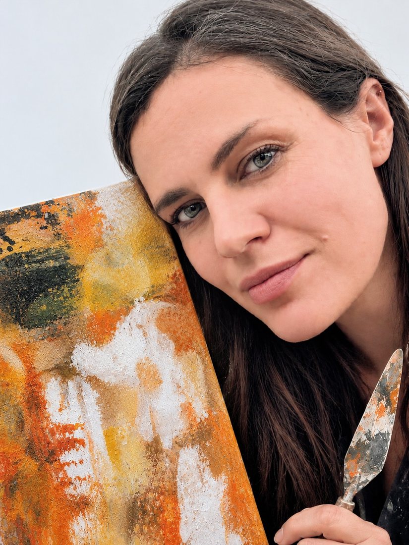 Martyna, arteterapeutka, z pomarańczowo-żółtym płótnem i szpachelką